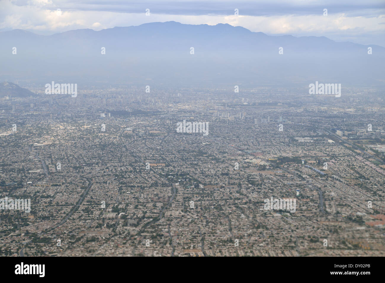 Luftaufnahme von Santiago de Chile, Südamerika whit Berge im Hintergrund. Stockfoto