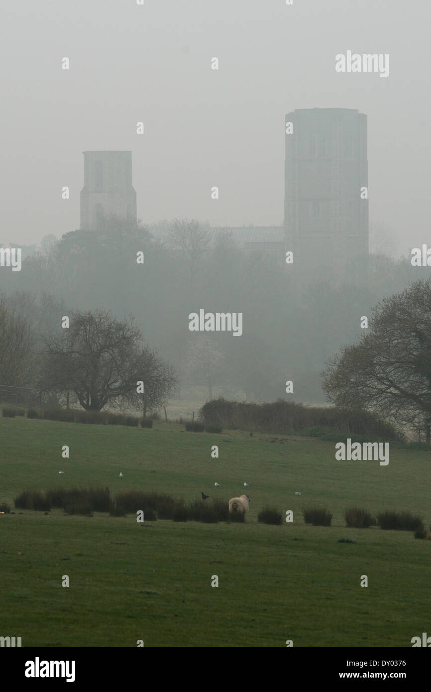 WYMONDHAM, Norfolk, UK, 2. April 2014. Wymondham Abbey, der 900 - Jahre alte Pfarrkirche der Marktgemeinde Norfolk ragt aus den Morgennebel. East Anglian Region erwartet wird, zu sehen, die Luftverschmutzung Ebenen Gipfel zu einem sehr hohen Niveau durch eine Kombination aus leichtem Wind, Staub aus der Sahara und industrielle Umweltverschmutzung, laut einer Prognose von der britischen Regierung Abteilung für Umwelt, Ernährung und Landwirtschaft (DEFRA). Bildnachweis: Keith Whitmore/Alamy Live-Nachrichten Stockfoto