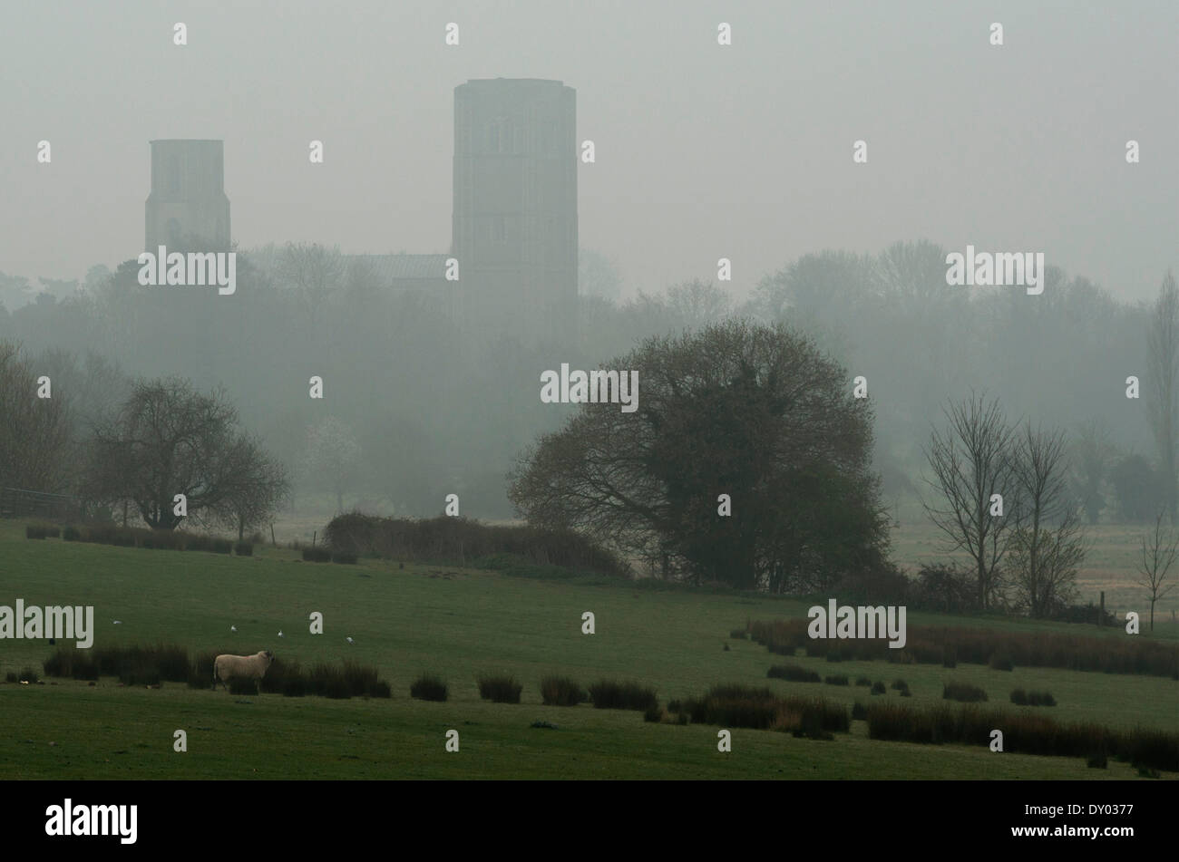 WYMONDHAM, Norfolk, UK, 2. April 2014. Wymondham Abbey, der 900 - Jahre alte Pfarrkirche der Marktgemeinde Norfolk ragt aus den Morgennebel. East Anglian Region erwartet wird, zu sehen, die Luftverschmutzung Ebenen Gipfel zu einem sehr hohen Niveau durch eine Kombination aus leichtem Wind, Staub aus der Sahara und industrielle Umweltverschmutzung, laut einer Prognose von der britischen Regierung Abteilung für Umwelt, Ernährung und Landwirtschaft (DEFRA). Bildnachweis: Keith Whitmore/Alamy Live-Nachrichten Stockfoto