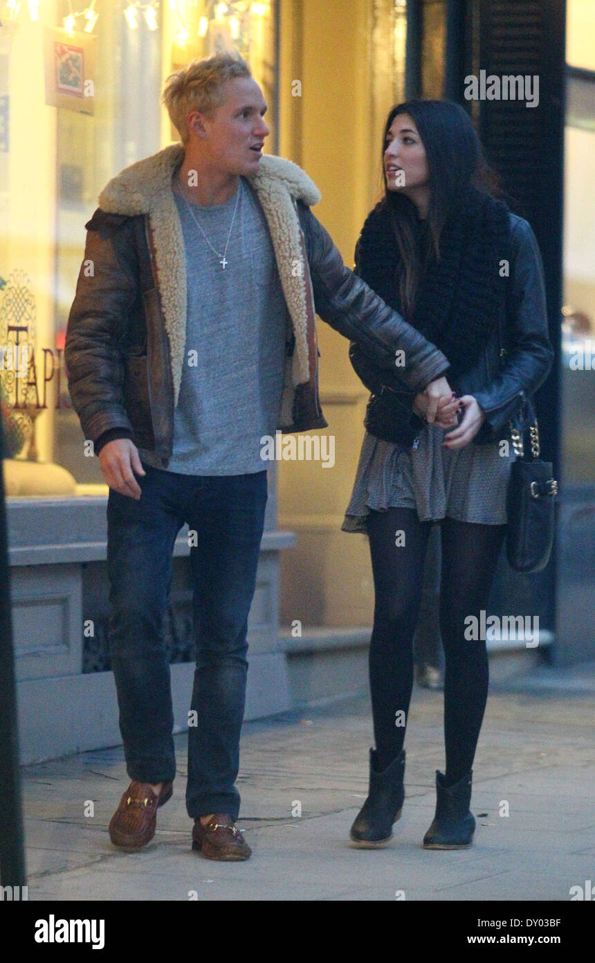 Hergestellt in Chelsea "star Jamie Laing unterwegs in Knightsbridge mit  seiner neuen Freundin. Die beiden lieben sich mit der Mystery Lady an einer  Stelle legte ihre Hand in Jamies T-shirt sah wo:
