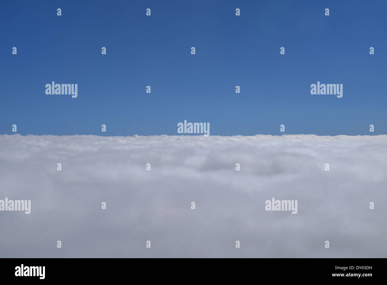 Puffy Cumulus von Flugzeugen mit blauem Himmel Stockfoto