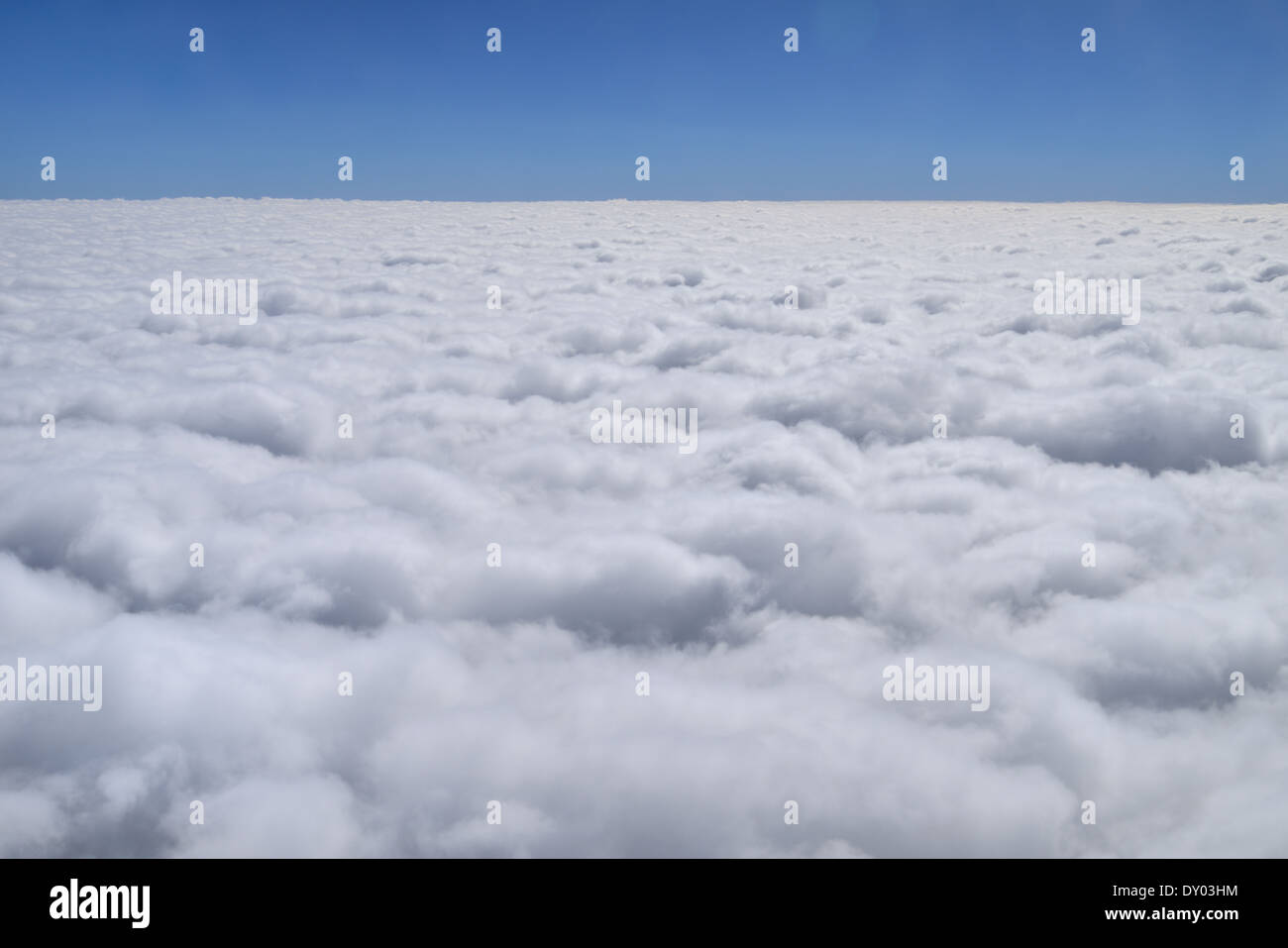 Puffy Cumulus von Flugzeugen mit blauem Himmel Stockfoto