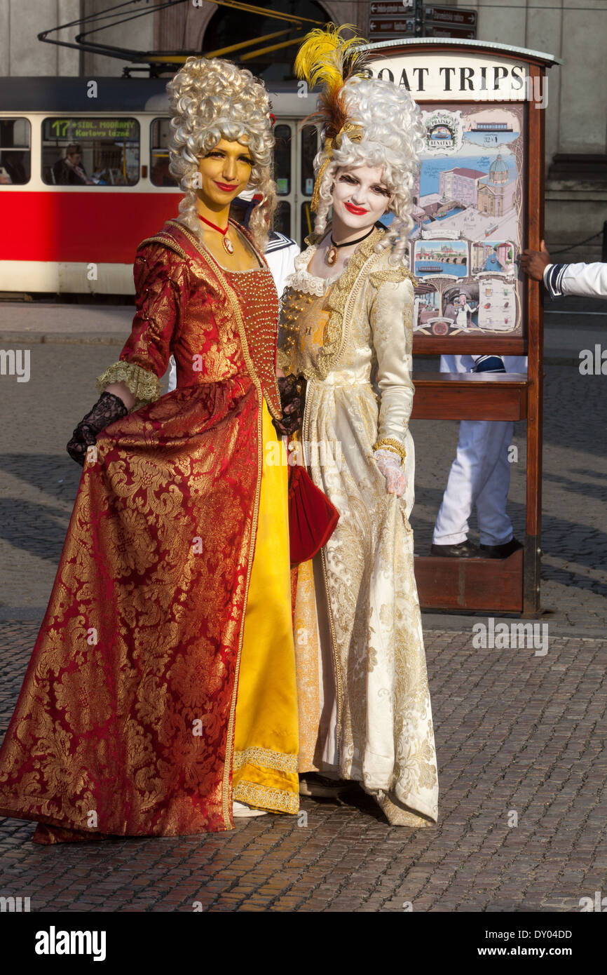 Frauen in traditionellen Kostümen Prag Altstadt Straße Tschechische Republik Stockfoto