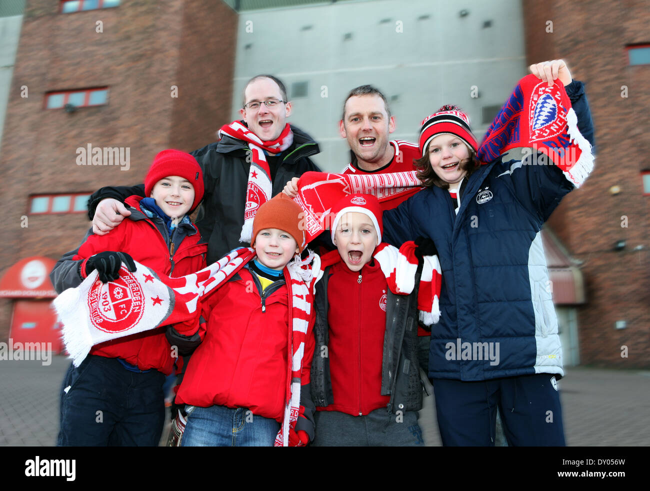 Aberdeen Football Club-Fans vor einem Spiel im Pittodrie Stadium in der Stadt von Aberdeen, Schottland, UK Stockfoto