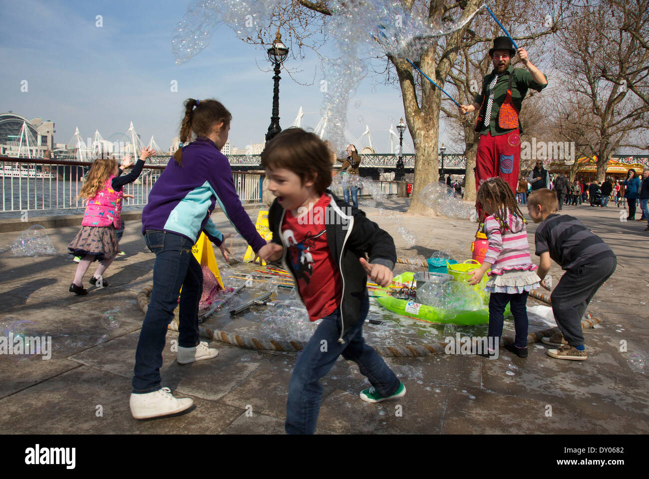 Blase Mann auf dem Southbank am Flussufer Gehweg unterhalten Kinder mit seiner Leistung. South Bank, London, UK. Stockfoto