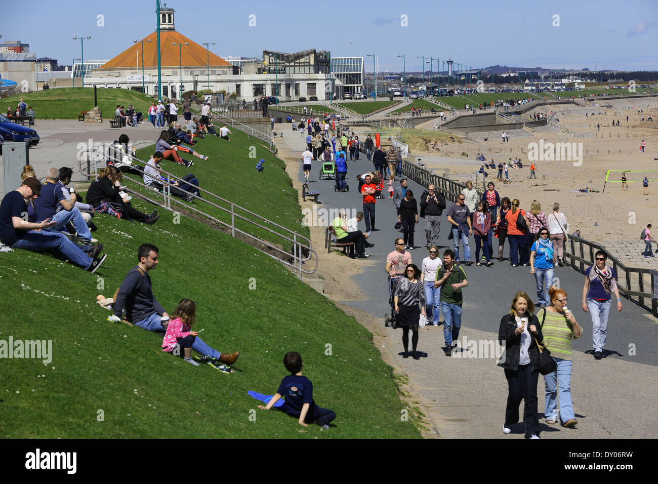 Aberdeen Strandpromenade mit Menschen im Sommer in der Stadt von Aberdeen, Schottland, UK beschäftigt. Stockfoto