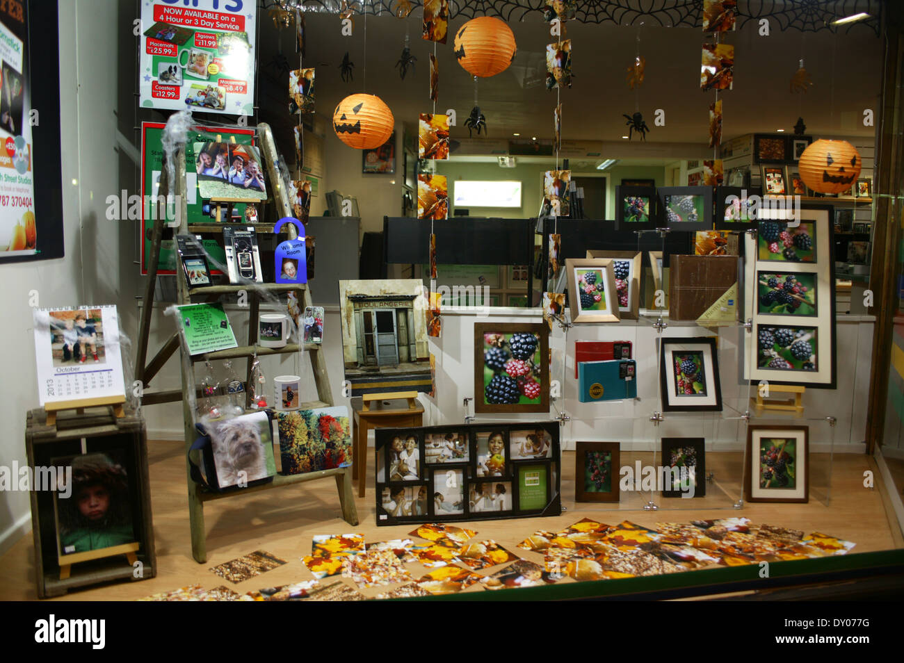 Shop-Fensteranzeige ein Halloween themed Display, Sudbury, Suffolk Stockfoto