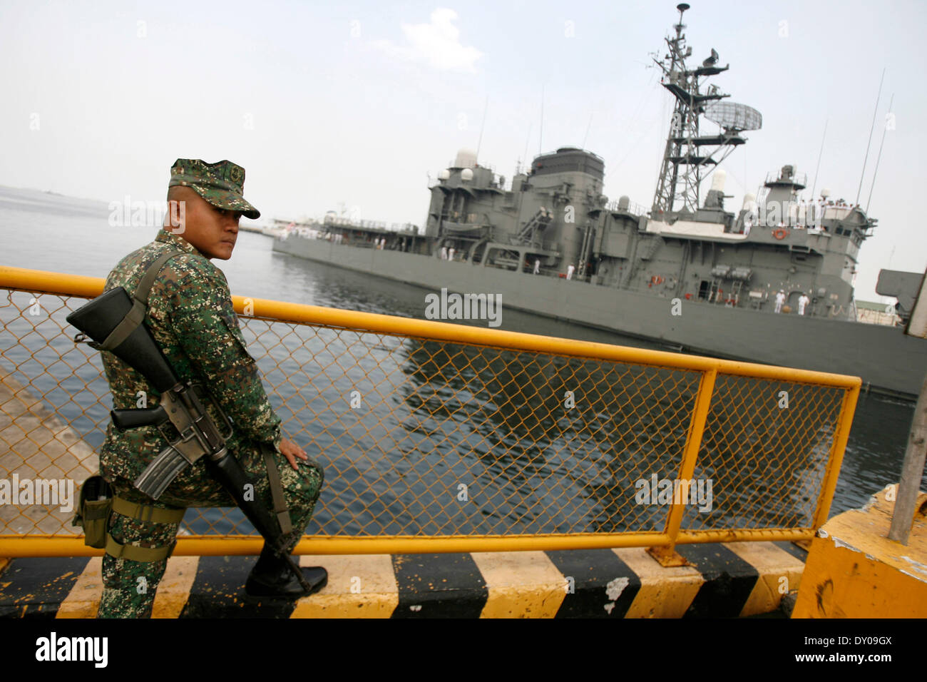 Manila, Philippinen. 2. April 2014. Ein Soldat aus der philippinischen Marine schaut zu, wie das japanische Kriegsschiff JS Shirane (DDH 143) in Manila, Philippinen, 2. April 2014 Docks. Zwei japanische Kriegsschiffe für einen viertägigen Besuch in den Philippinen in Manila am Mittwoch angekommen, sagte der philippinische Marine. Bildnachweis: Rouelle Umali/Xinhua/Alamy Live-Nachrichten Stockfoto