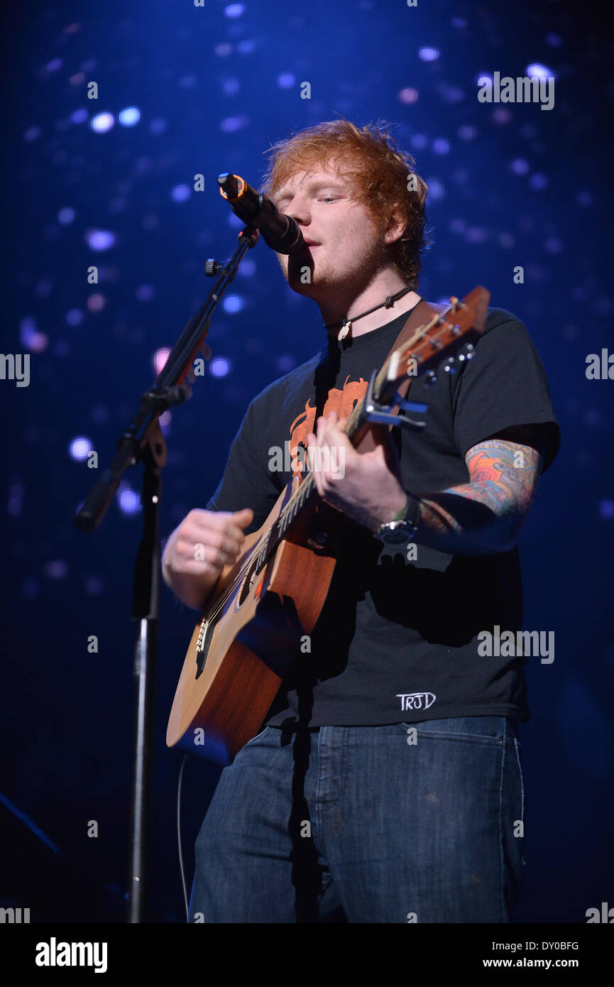 Ed Sheeran führt auf der Bühne während der Y100 Jingle Ball 2012 bei der BB & T Center Featuring: Ed Sheeran Where: Miami Florida USA bei: 8. Dezember 2012 Stockfoto