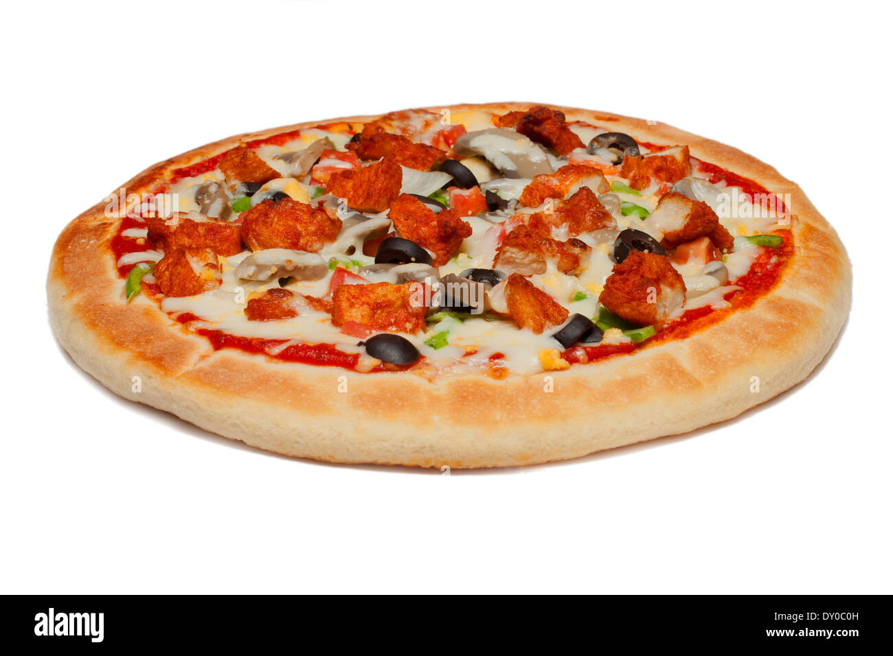 Chicken Tikka Pizza auf weißem Hintergrund Stockfoto