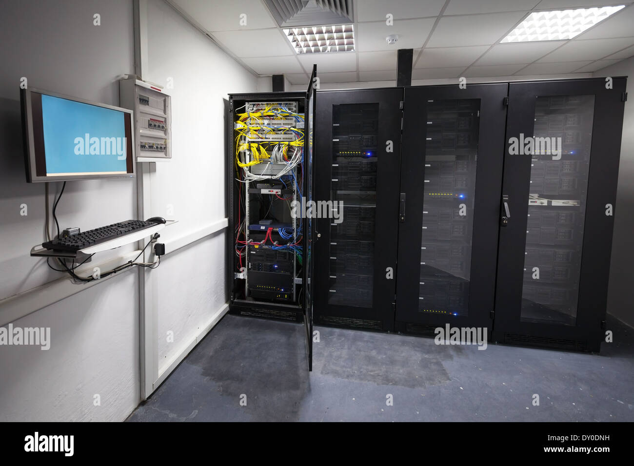 Moderne Server-Innenraum mit schwarz Computer Schränke und Teilnehmer-Endgerät an der Wand Stockfoto