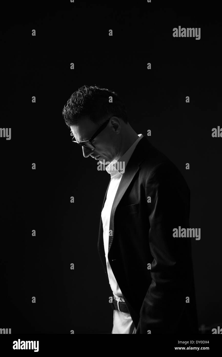 Schwarz / weiß Foto eines nachdenklich Geschäftsmann in Gläsern Stockfoto