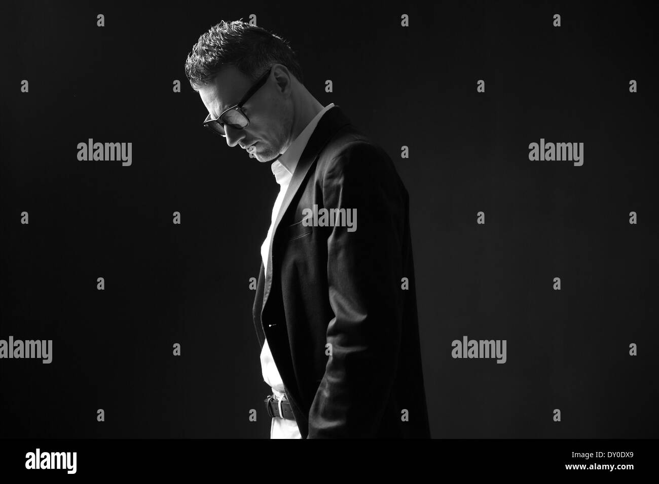 Schwarz / weiß Foto eines durchdachten Geschäftsmann in Gläsern Stockfoto