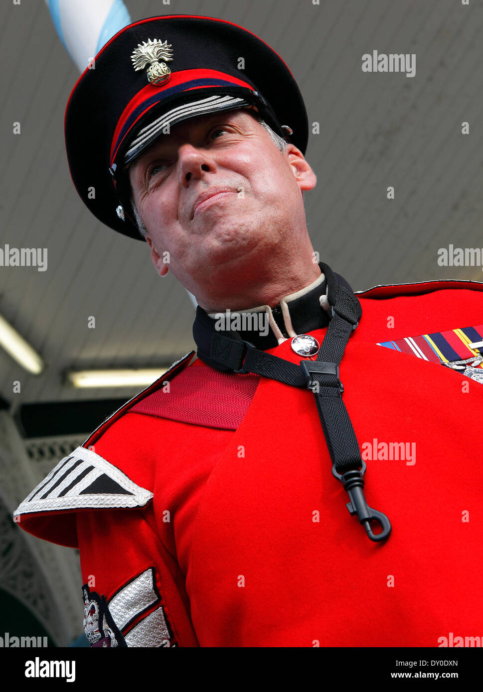 Musiker und Soldat, Stolz posiert, Shrewsbury Flower Show im August 2012. Stockfoto