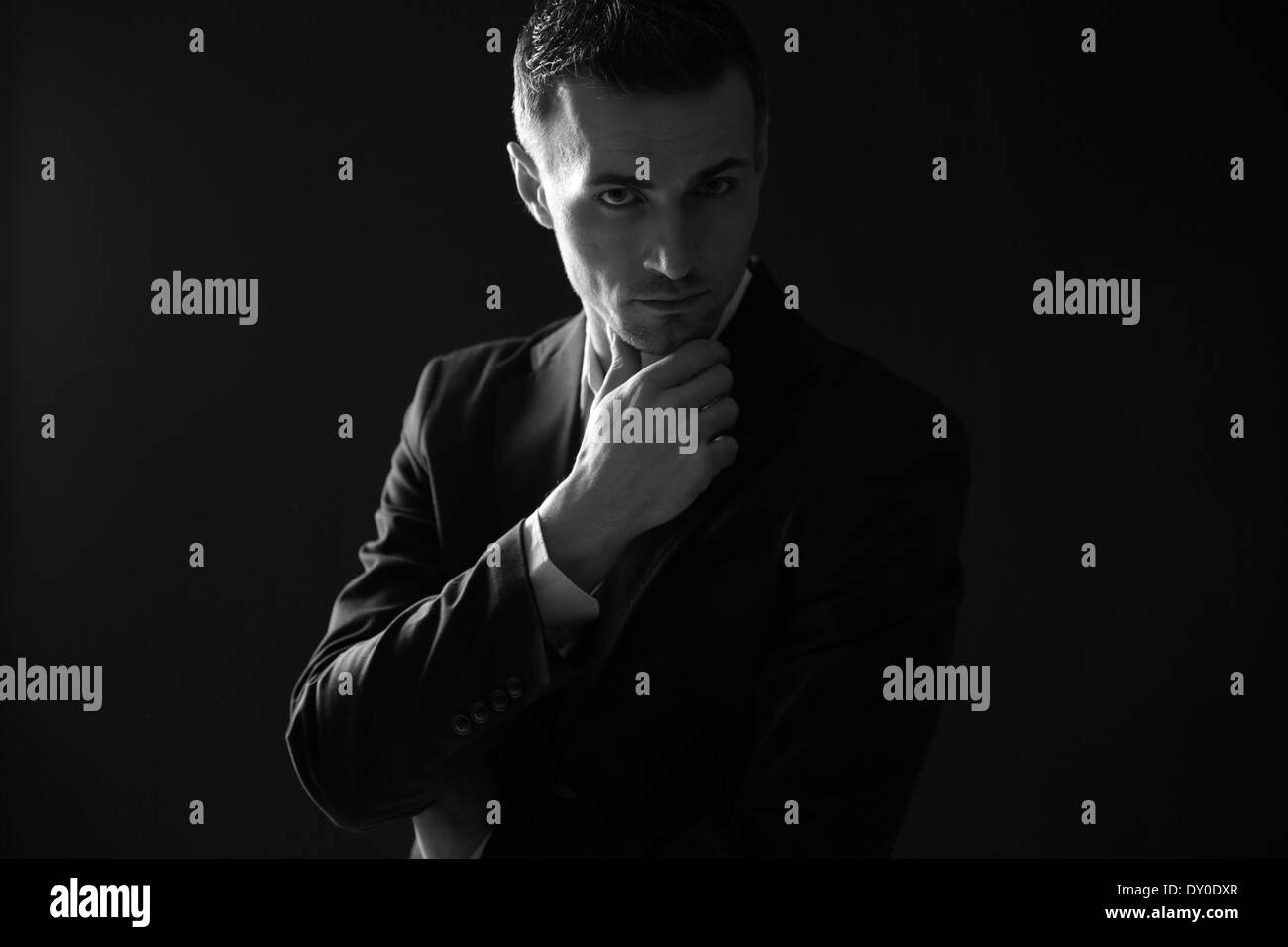 Schwarz / weiß Foto eines zuversichtlich Geschäftsmann Stockfoto