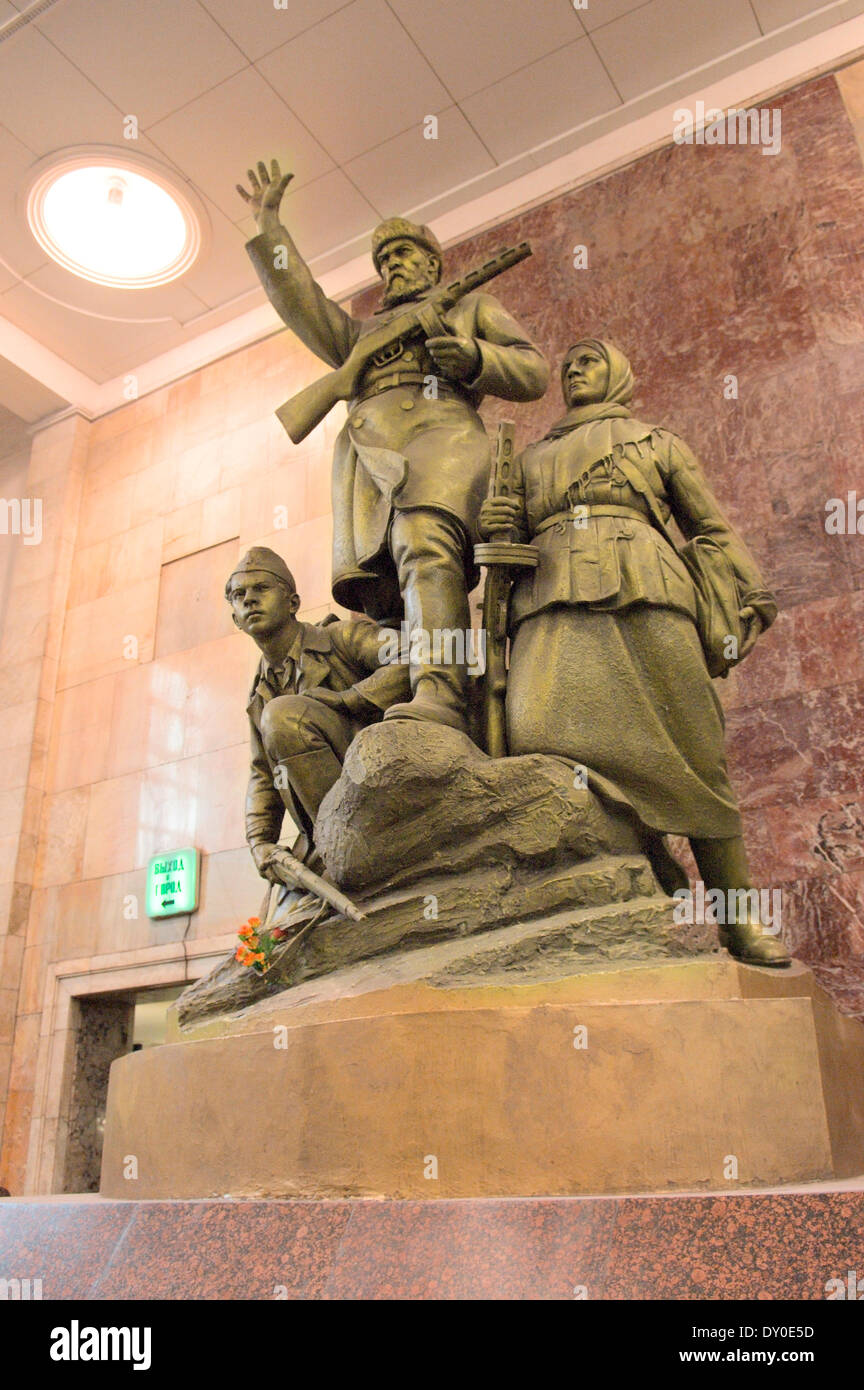 Statue von Partisanen bei Partisanskaya u-Bahnstation in Moskau. Stockfoto
