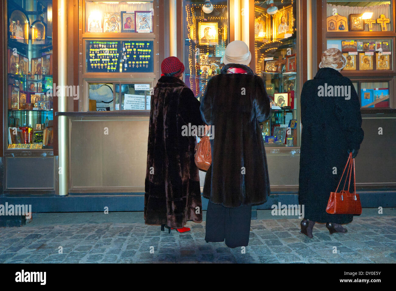 Drei Frauen Blick auf religiöse Symbole in einem u-Bahn-Shop. Stockfoto