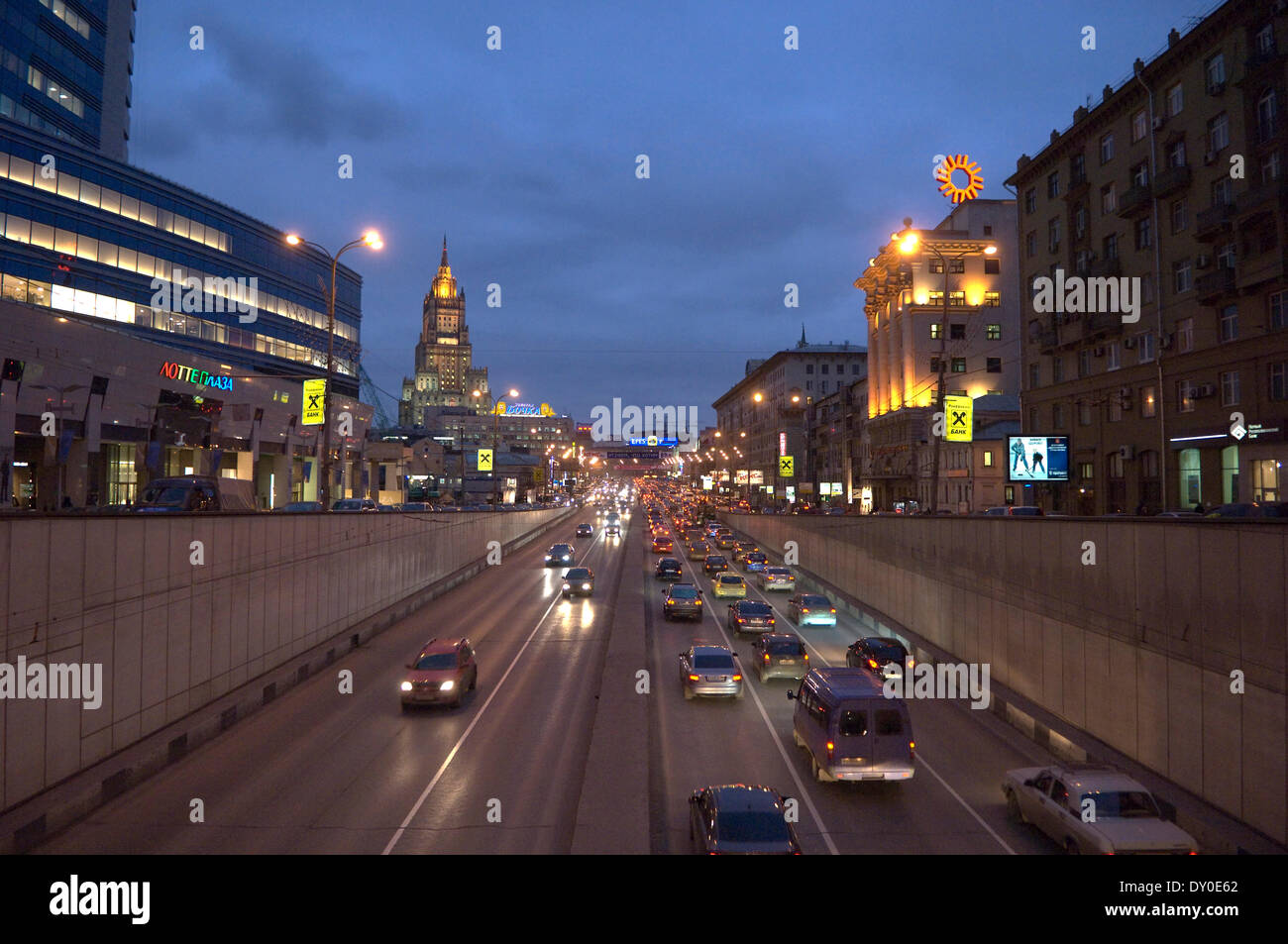 Blick auf eine Autobahn und Verkehr am Arbatskaja. Stockfoto