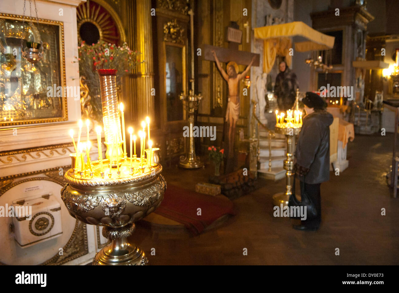 Kerzen in der Kirche von den Trost, alle sorgen in Moskau. Stockfoto