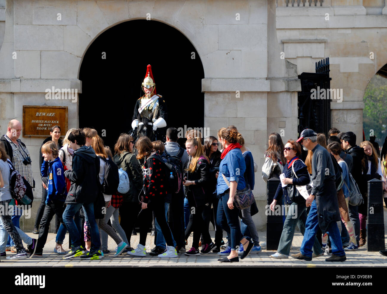 London, England, Vereinigtes Königreich. Horseguards Parade in Whitehall - Massen die öffentliche Weitergabe montiert Wache in voller Montur Stockfoto