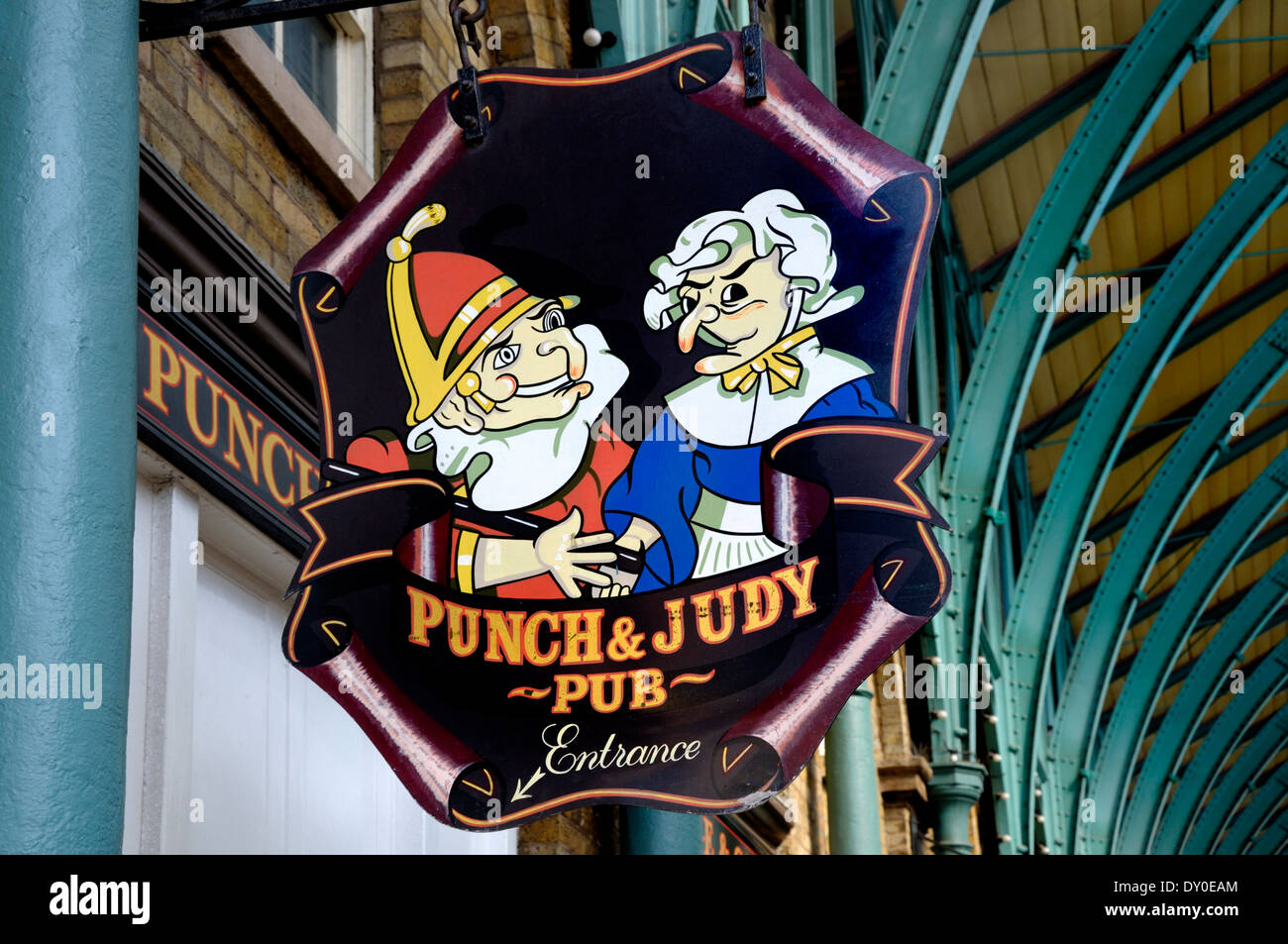 London, England, Vereinigtes Königreich. Punch und Judy Pub melden Sie sich an Covent Garden Stockfoto