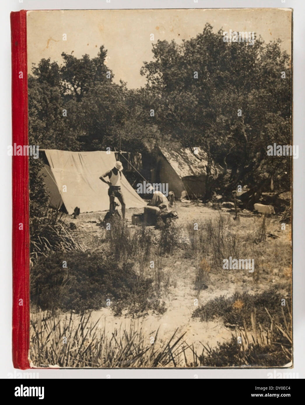 Das Titelbild des Albums „Camping Trips on Culburra Beach“ von Max Dupain und Olive Cotton fängt eine friedliche Campingszene am Strand ein. Stockfoto