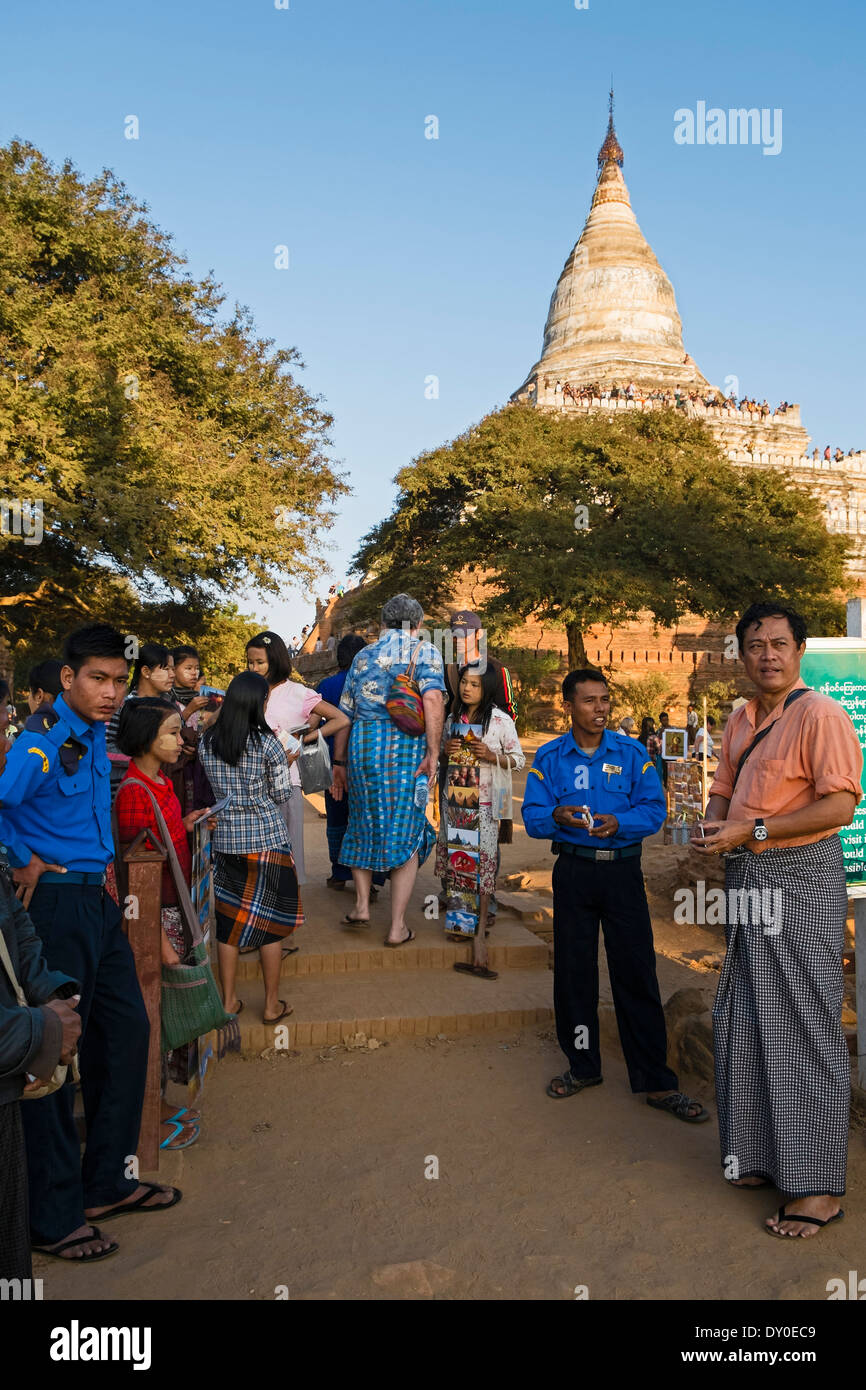 Eingangskontrollen bei Shwesandaw Pagode, Old Bagan, Myanmar, Asien Stockfoto