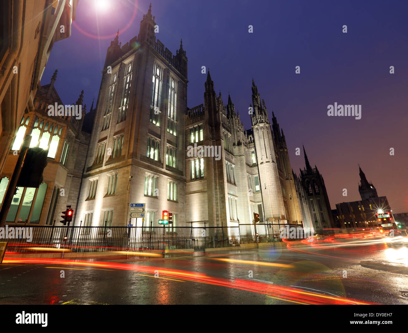 Marischal College beleuchtet in der Nacht in der Stadt von Aberdeen, Schottland, Großbritannien Stockfoto