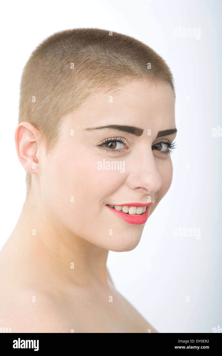 Porträt einer Frau mit rasierten Haaren. Stockfoto