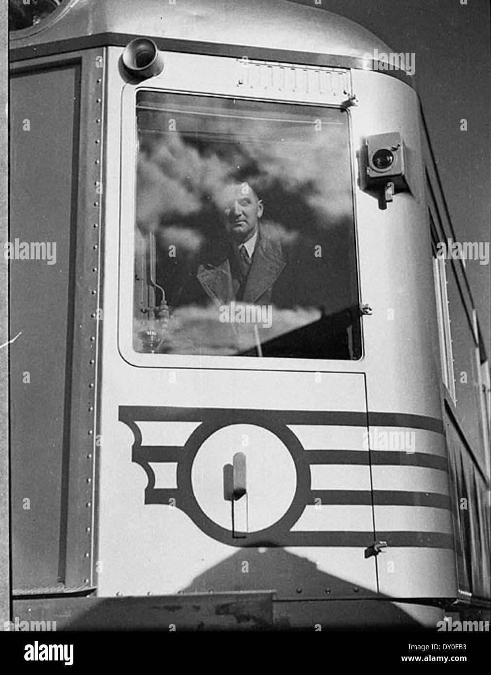 Dieses Foto zeigt den Silver City Comet Dieselzug während einer Probefahrt von Sydney nach Moss Vale im Jahr 1937. Das Bild zeigt die frühen Tests von dieselbetriebenen Zügen in der Eisenbahngeschichte Australiens. Stockfoto