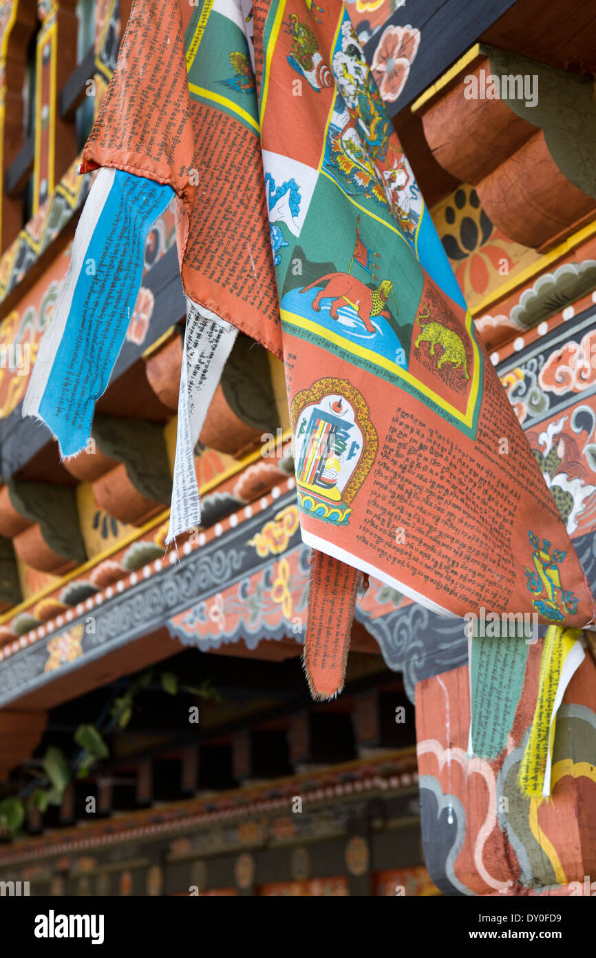 Ost Bhutan, Mongar, Stadtzentrum, traditionelle buddhistische Gebetsfahnen draußen, shop Stockfoto