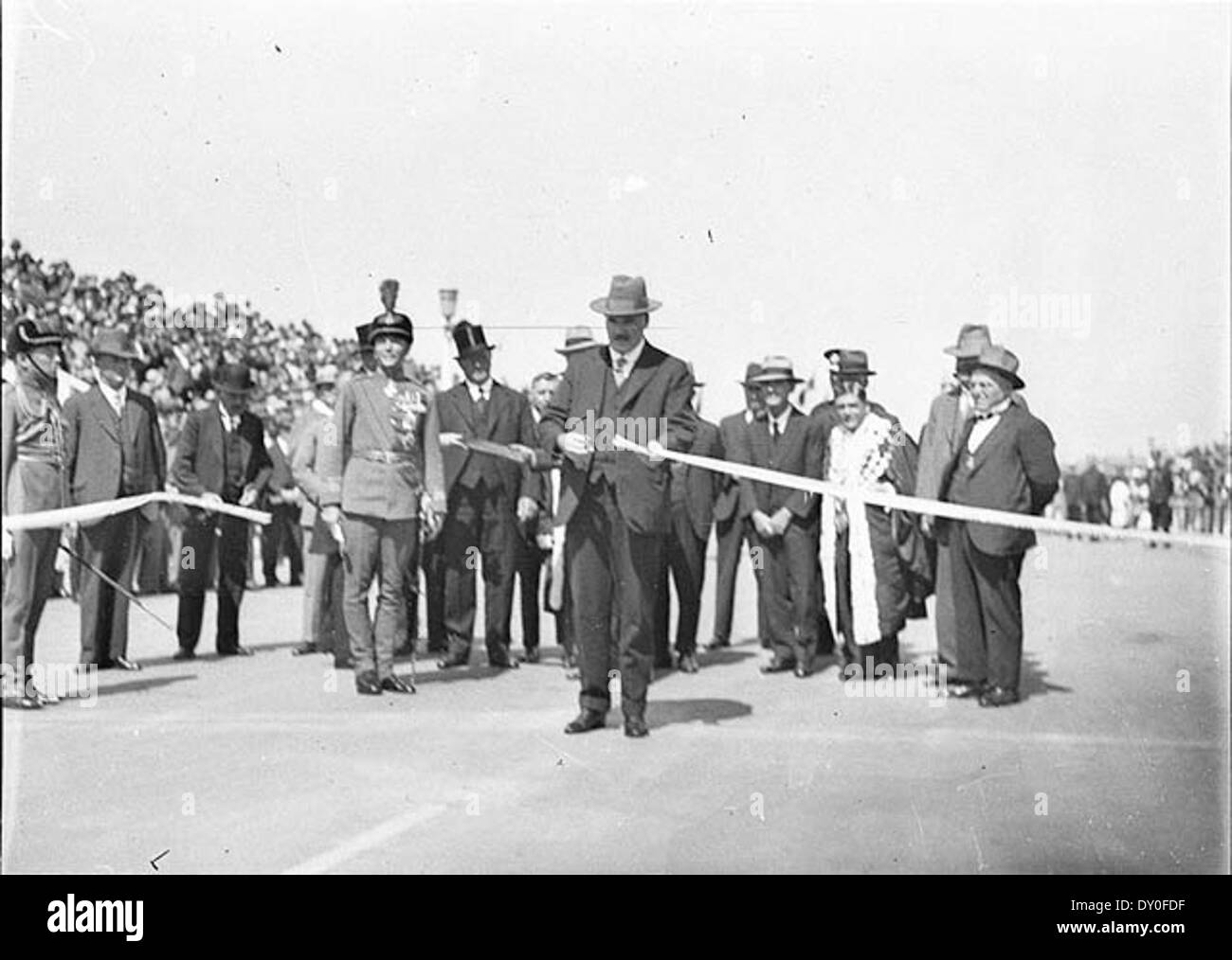 Jack Lang, beobachtet von Sir Philip Game, durchschneidet offizielle Band, 19. März 1932 / fotografiert von Sam Hood Stockfoto