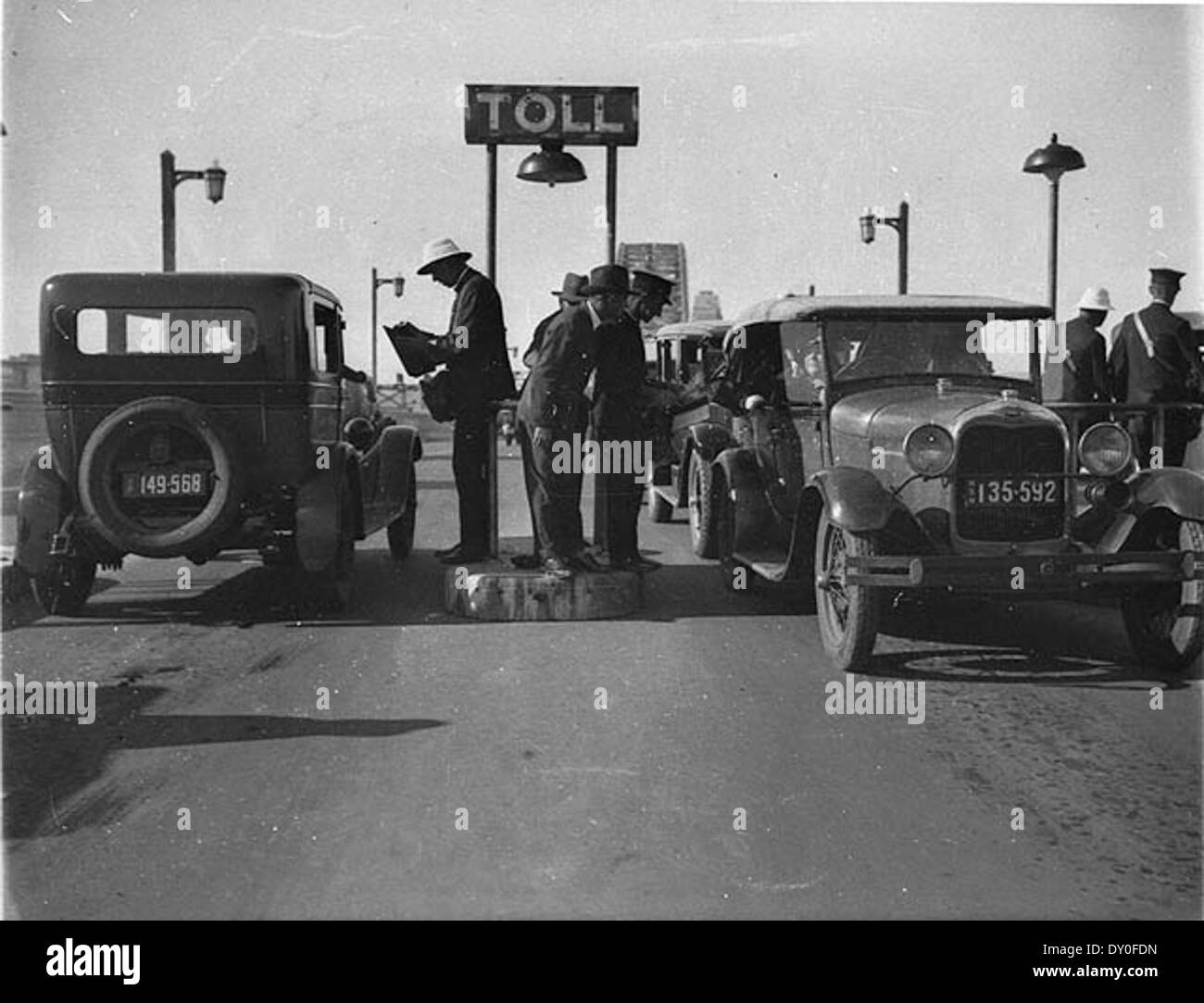 Eröffnung der Sydney Harbour Bridge; die ersten Autos an der Mautstelle bar, 1932 Stockfoto