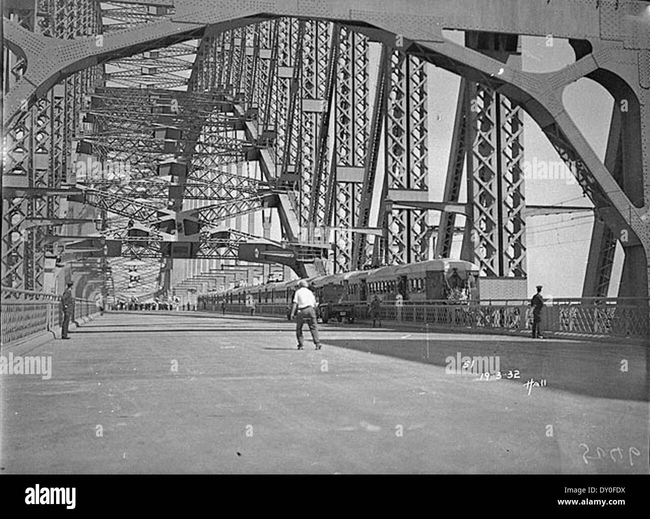 Harbour Bridge mit dem ersten Elektrozug vor der offiziellen Eröffnung, Sydney Harbour Bridge Celebrations, 1932 / fotografiert von Hall & Co Stockfoto
