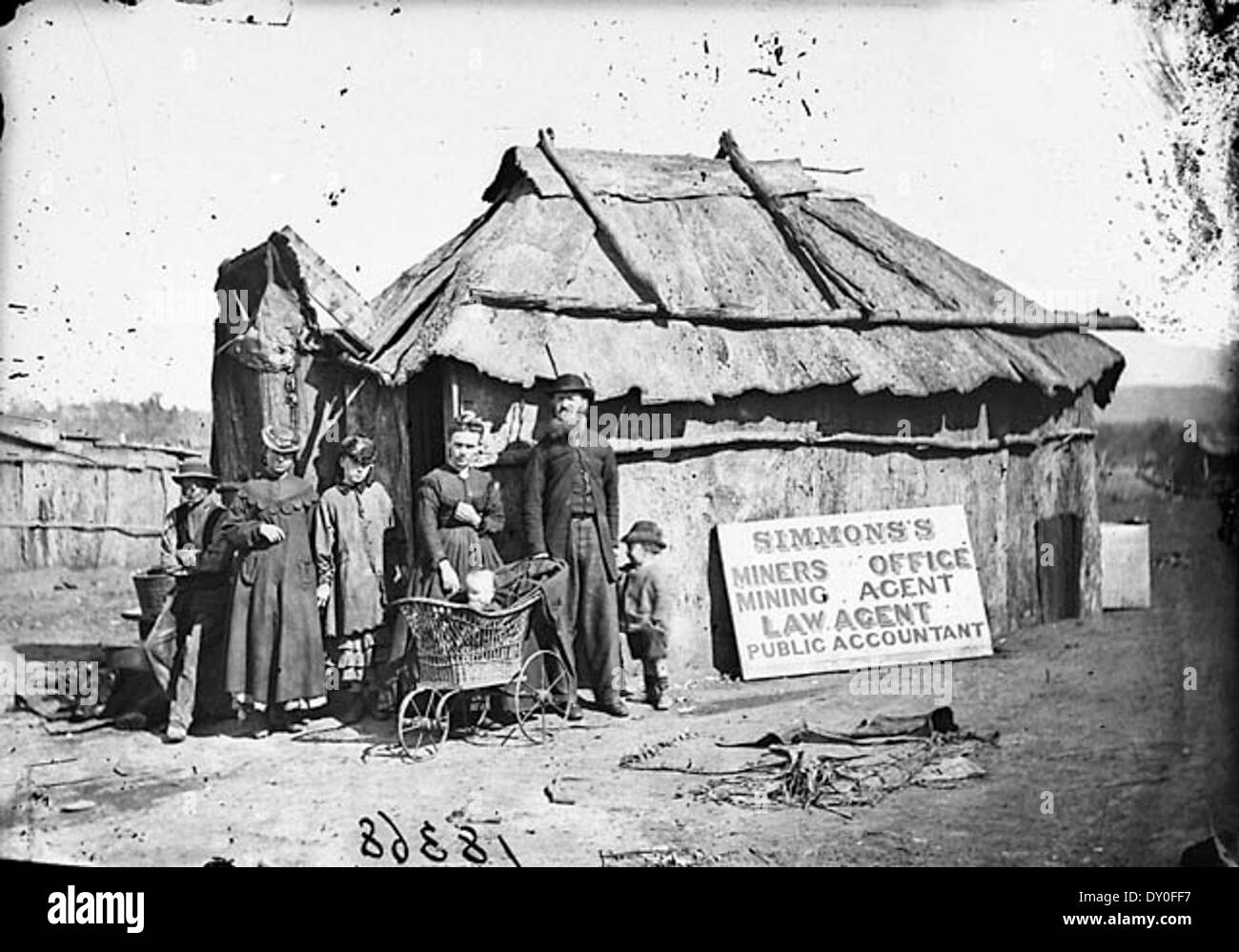 Simmons' (Büro der Bergarbeiter, Bergbauagent, Rechtsagent und Buchhalter) und Familie vor seiner Barkhütte, Gulgong Area, 1871-1875 / American & Australasian Photographic Company Stockfoto