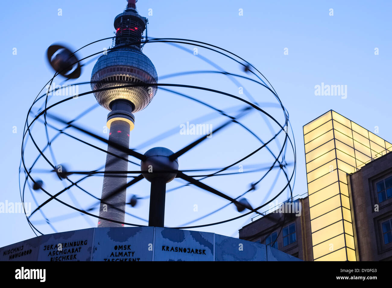 Weltzeituhr vor Fernsehturm Fernsehturm, Berlin, Deutschland Stockfoto