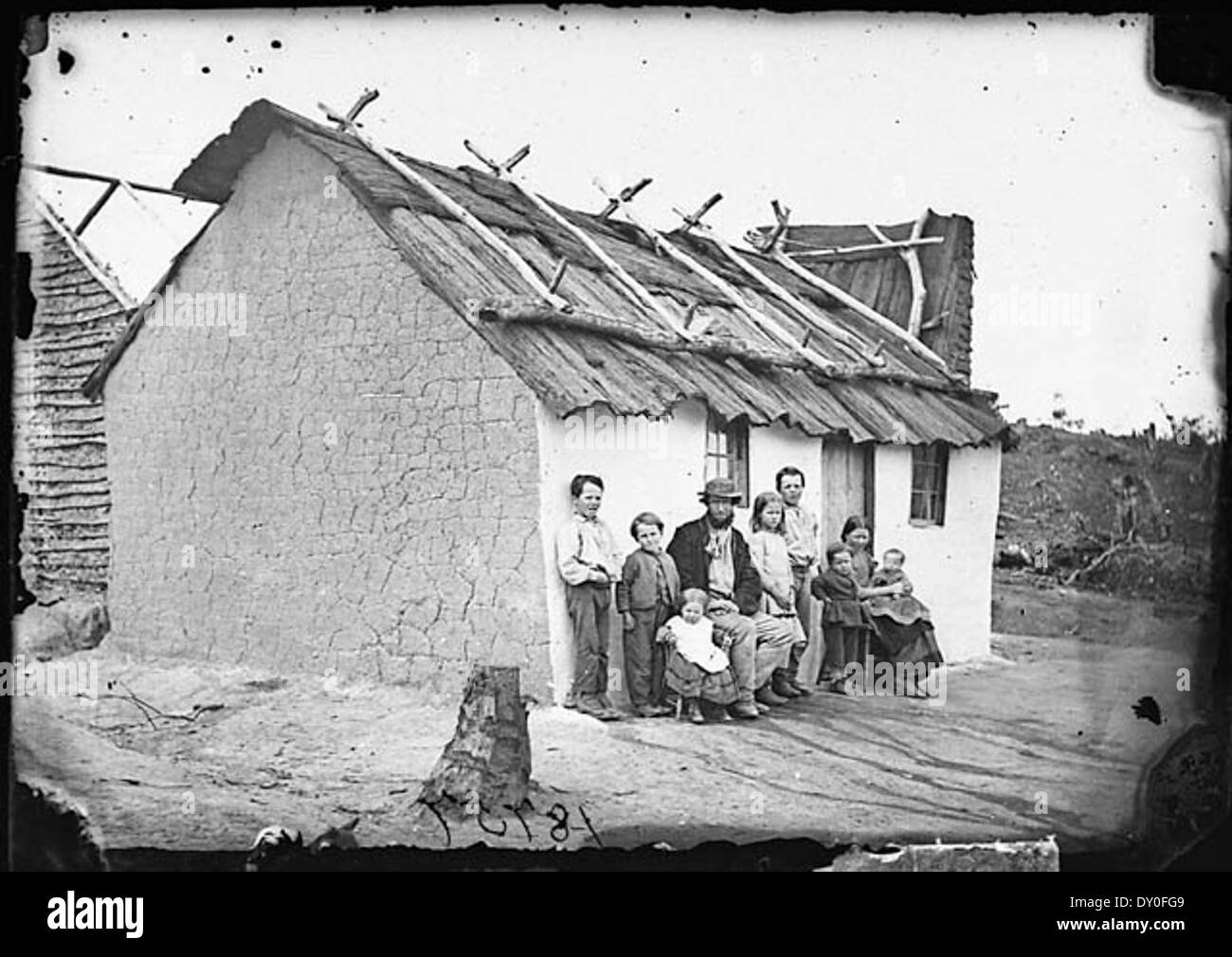 Paar mit 7 Kindern vor ihrem Häuschen mit Rinde Dach, Hill End, 1871-1875/American and Australasian fotografische Begleitung Stockfoto