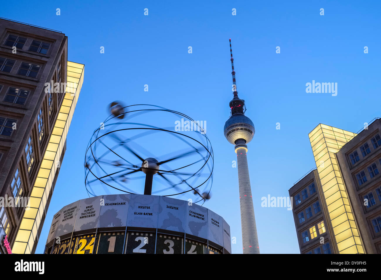 Weltzeituhr vor Fernsehturm Fernsehturm, Berlin, Deutschland Stockfoto