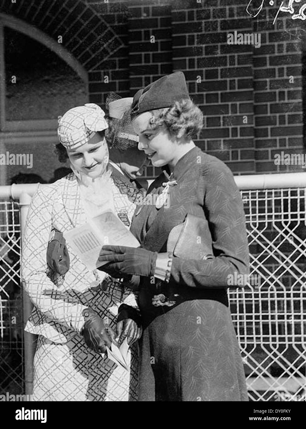 [Herren- und Damenmode, Sydney Cup, Randwick, 1937], März 1937 / Sam Hood Stockfoto