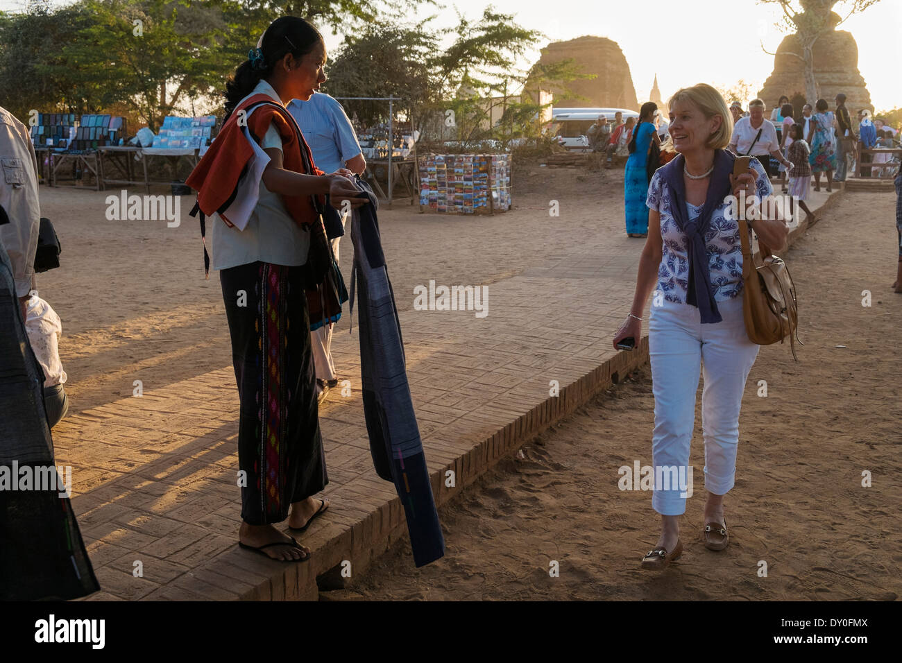 Touristen am Shwesandaw Pagode, Old Bagan, Myanmar, Asien Stockfoto