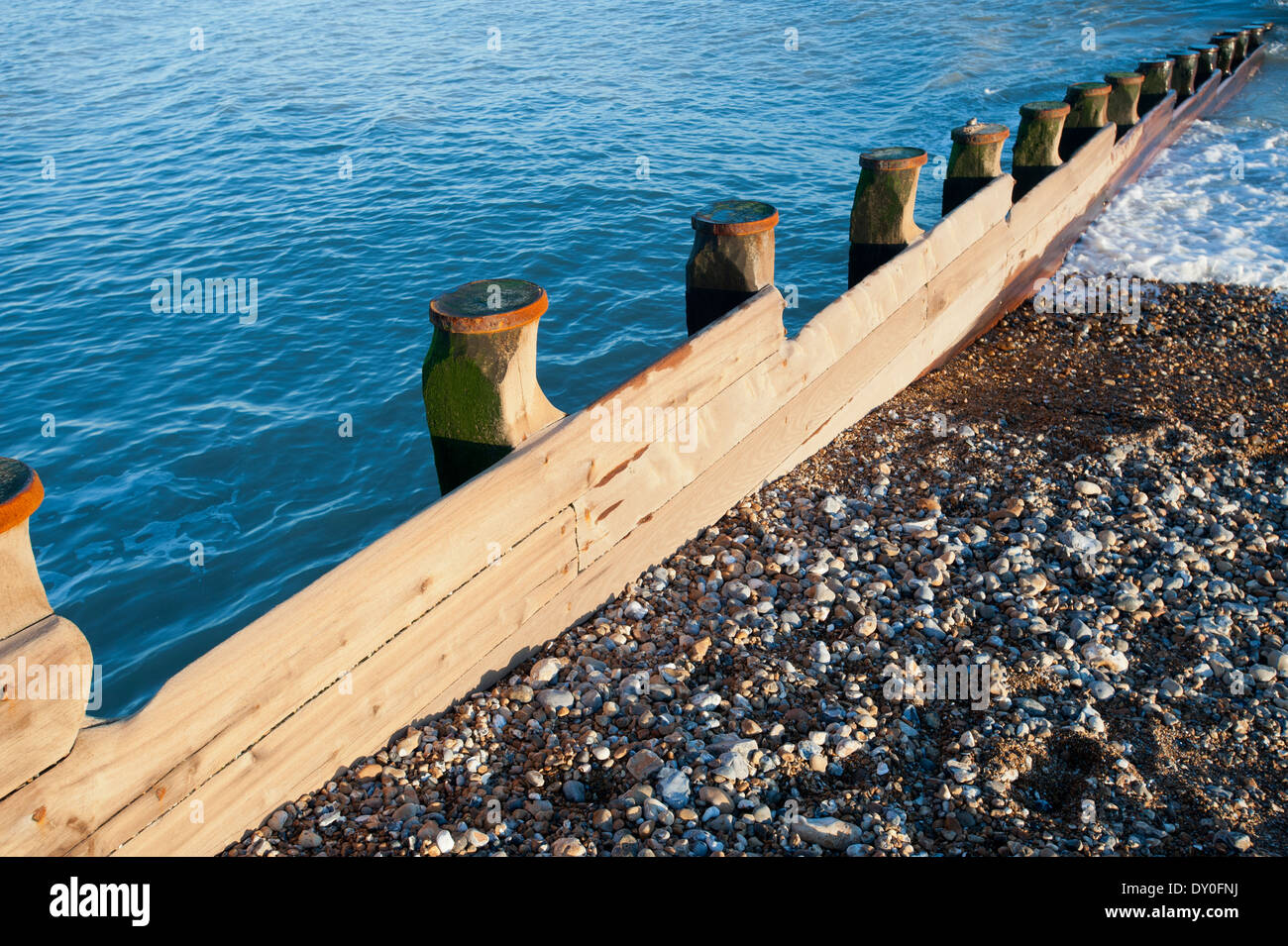 Buhne oder Wellenbrecher am Strand von Eastbourne, East Sussex, England, UK, den Strand von longshore Drift zu schützen Stockfoto