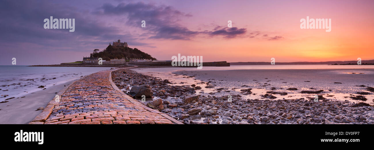 Der Damm führt zu St. Michaels Mount in Cornwall, England bei Ebbe, fotografiert bei Sonnenuntergang Stockfoto