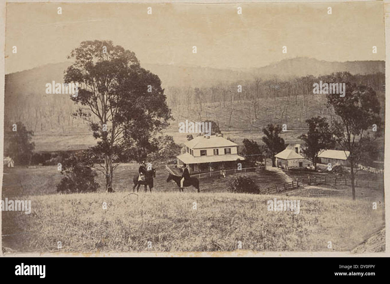 Dieses Foto aus den 1860er Jahren zeigt Trevallyn und Nebengebäude mit Pferdereitern im Vordergrund. Das Foto ist Teil einer Serie, die die Wohnsitze der Familie Manning Mitte des 19. Jahrhunderts dokumentiert. Stockfoto