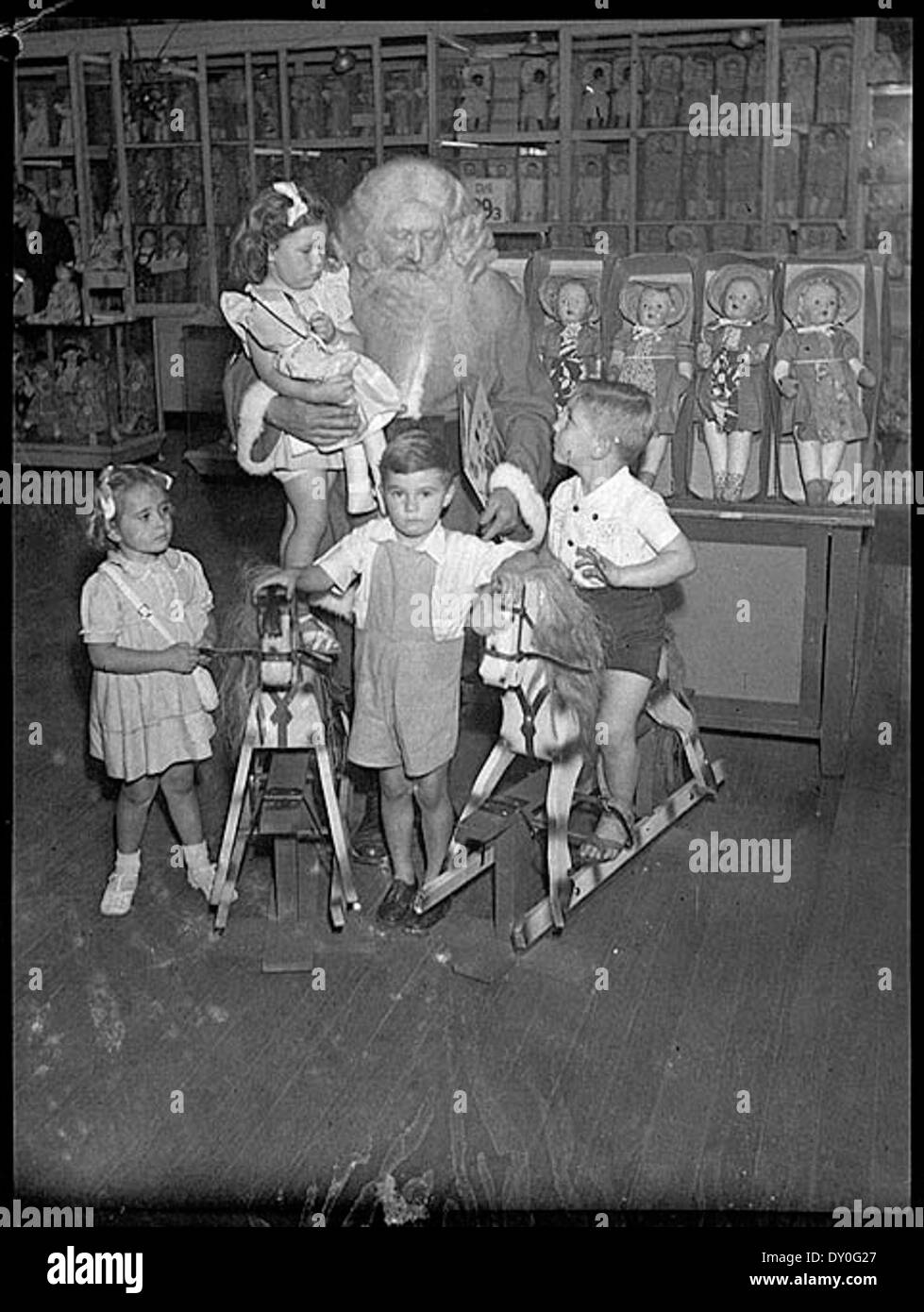 Dieses Foto vom 27. November 1946 zeigt den Weihnachtsmann im Kaufhaus Grace Brothers am Broadway, Sydney, und zeigt die festliche Atmosphäre während der Weihnachtszeit. Stockfoto