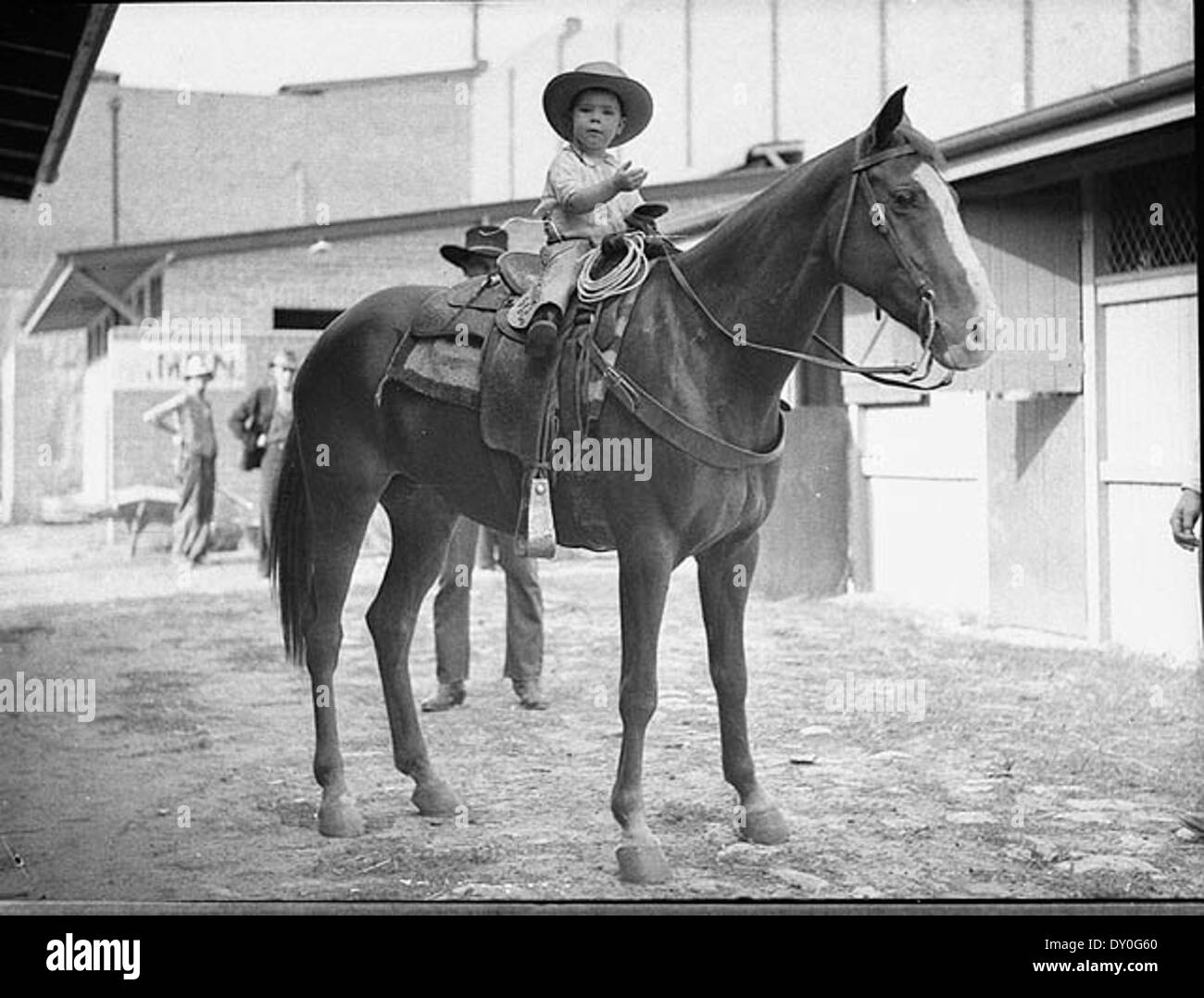 Kleiner Cowboy auf Pferd, 22.04.1935 / by Sam Hood Stockfoto