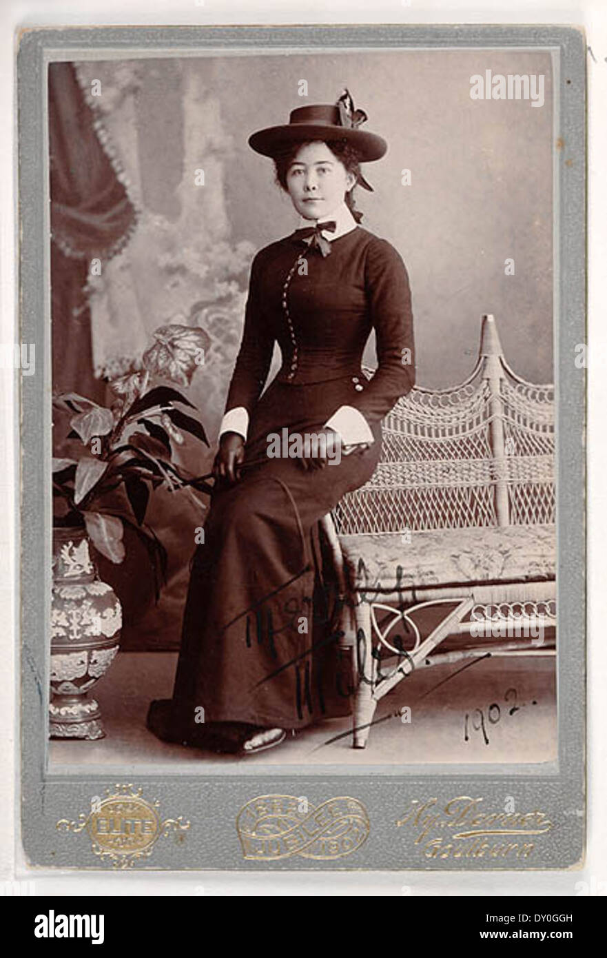 Ein Porträt von Miles Franklin, einem renommierten australischen Autor, aufgenommen 1902 vom Fotografen HY Dorner in Goulburn. Bekannt für ihren Roman „My brilliant Career“, hat Franklins Arbeit einen nachhaltigen Einfluss auf die australische Literatur, insbesondere in feministischen und nationalen Themen. Stockfoto