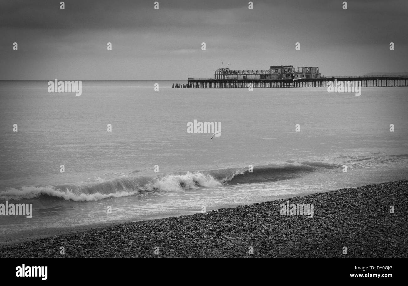 Hastings Pier vom Strand gesehen. In viktorianischen Zeiten gebaut und im Jahr 2010 durch einen Brand zerstört. Stockfoto