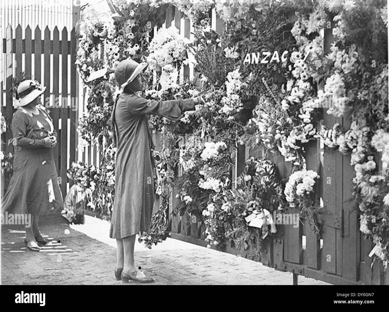 Auf Anzac Day, Frauen legen Kränze am Kai in Woolloomooloo, Sydney, von wo aus die WW ich Truppen abgereist, ca. 1931 / Sam Hood Stockfoto