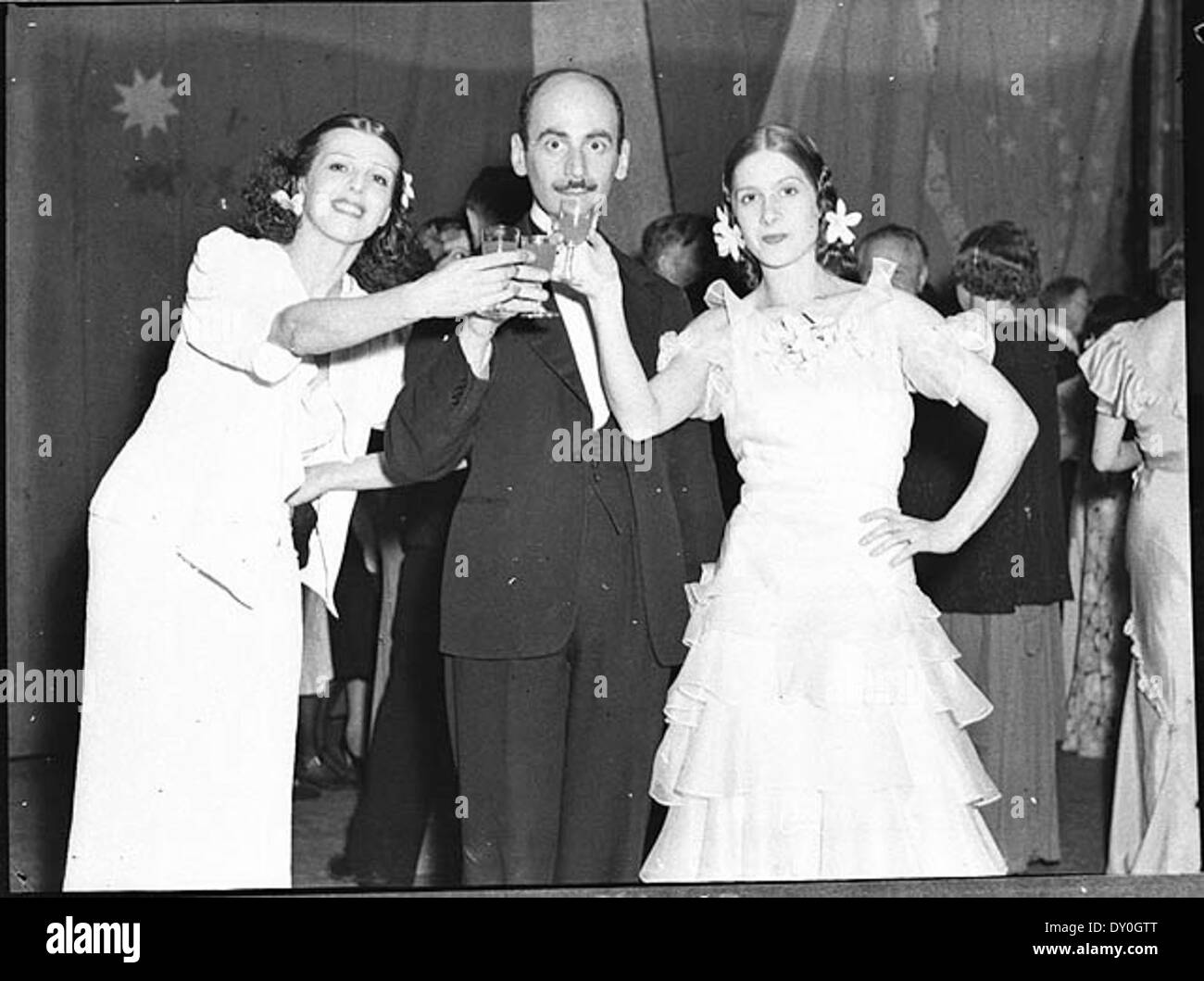 Nina Raievska und Valentina Blinova, prominente russische Ballerinas, mit Arnold Haskell auf der JC Williamson New Year Party am 31. Dezember 1936 in Sydney. Die Veranstaltung präsentierte das russische Ballett während eines festlichen Treffens. Das Foto ist ein wertvoller historischer Schnappschuss der Ballettszene in Sydney in den 1930er Jahren Stockfoto