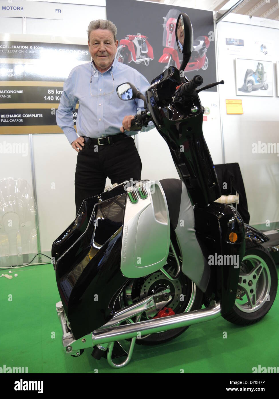 Der Franzose Pierre-Joel Muggler präsentiert einen Elektro-Mini-Scooter auf der Messe der Erfinder in Genf, Schweiz, 2. April 2014. Der Roller kann als ein handliches Paket, es in den Zug oder ins Büro zu nehmen zusammen gefaltet werden. Foto: Thomas Burmeister/dpa Stockfoto